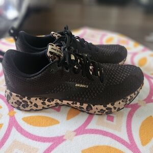 Brooks Black and Tan Athletic Shoes with Modern Silhouette